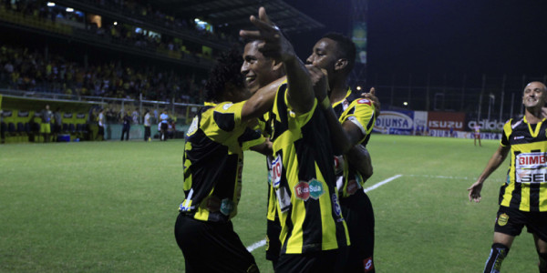 Real España triunfa y deja en problemas al Vida