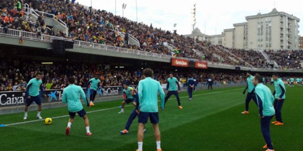 Barcelona entrena con su miniestadio lleno