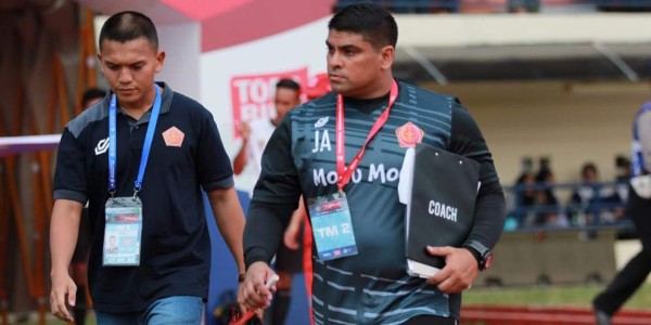 Así trabaja un técnico inglés, encargado de convertir a las Maldivas en una potencia futbolística