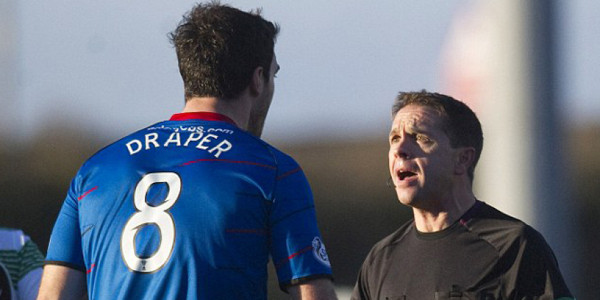 VIDEO: Futbolista empuja a árbitro en pleno partido del Celtic