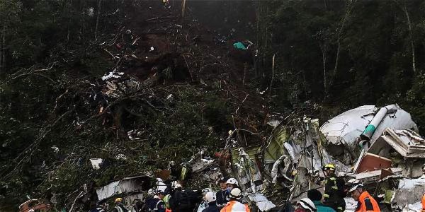 Terribles fotos del avión que se estrella con el club Chapecoense
