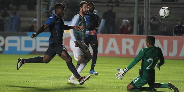 Maynor Figueroa no lo pudo detener y Donis no evitó el gol del Pipita Higuaín.