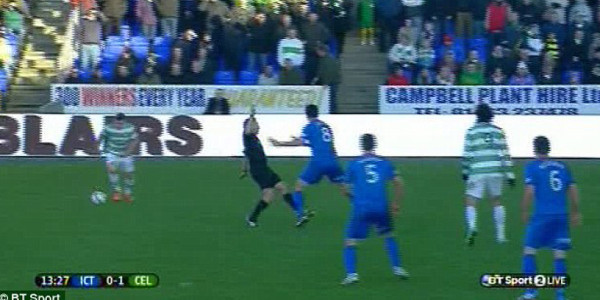 VIDEO: Futbolista empuja a árbitro en pleno partido del Celtic