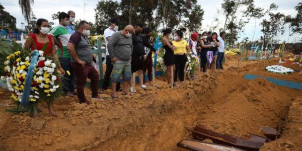 Alarmante: Cementerio colapsa en Manaos y cuerpos son enterados en fosas comunes
