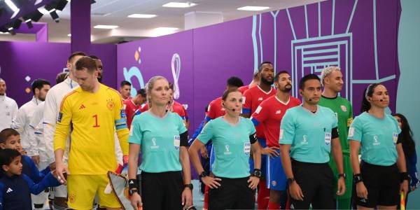 Hondureño Said Martínez hace historia al ser parte de la primera cuarteta arbitral dirigida por una mujer en un mundial