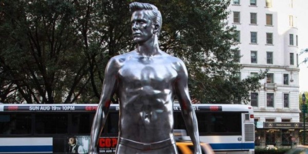 ¿Cuál se parece más? Las estatuas en honor a futbolistas históricos