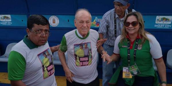 En fotos: Chelato Uclés se emociona en lindo homenaje que le realizó Marathón&nbsp;&nbsp;