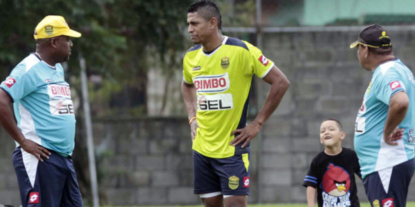 El 'Pelícano” Medford pule a Carlo Costly