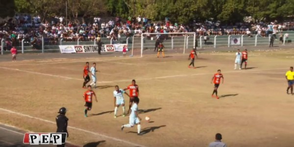 Los feos y raros estadios en El Salvador, Nicaragua y Guatemala
