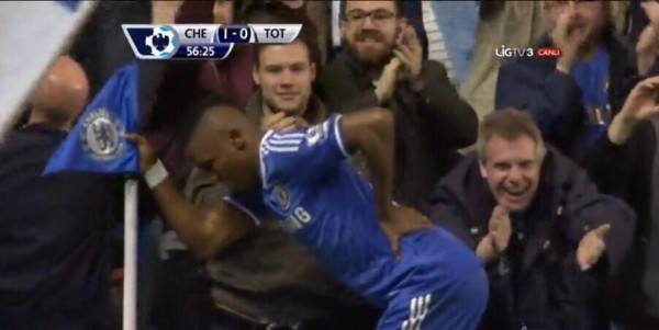 VIDEO: Samuel Eto'o anota y realiza polémica celebración