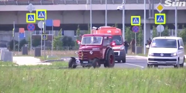 Un tractor y 1,200 millas: La curiosa historia de tres amigos para llegar a Rusia 2018