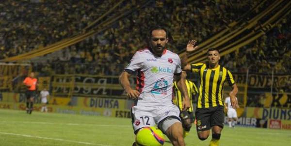 Heyreel Saravia marca a un futbolista manudo en el Francisco Morazán.