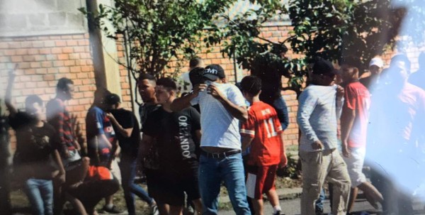 Barra de Marathón y olimpistas vestidos de civiles se agarran a pedradas afuera del Yankel