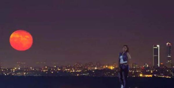 Los mejores memes que dejó la Superluna que maravilla al mundo