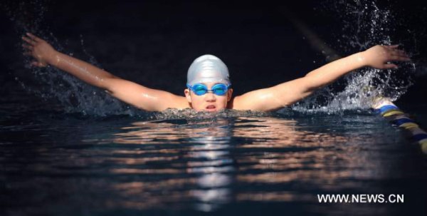 REPORTAJE: La increíble historia de una niña china, sin piernas y campeona de natación