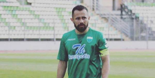 Alfredo Mejía celebra el ascenso conseguido como capitán del Levadiakos.