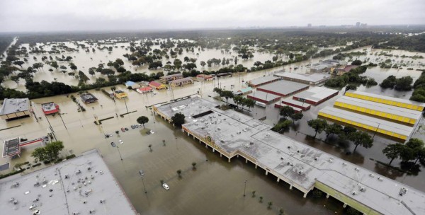 INFORME ESPECIAL: Continúan los desastres del huracán Harvey; Trump ya está en Texas