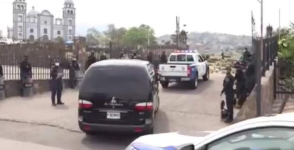 Solo con sus familiares: Así fue el entierro de Rafael Callejas en Tegucigalpa