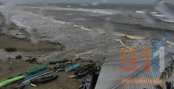 Tormenta Eta ya es huracán categoría 2 y deja calles inundadas en la ciudad de Tela