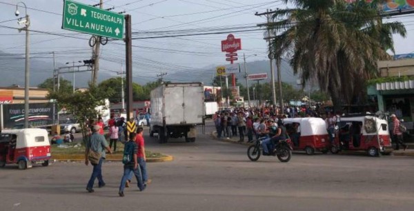 FOTOS: Carreteras bloqueadas por paro de transportistas de Honduras
