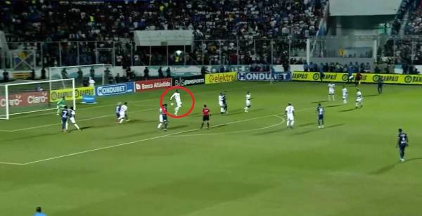 Mano en el área de Arboleda que Said Martínez no pita a favor de Motagua en la final de Liga Nacional... ¡Penal flagrante!