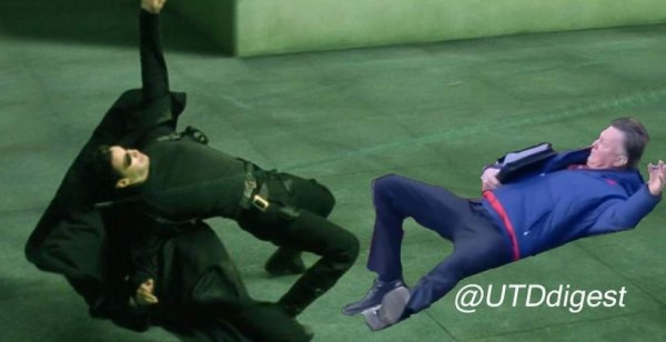 Louis Van Gaal es víctima de divertidos memes tras su simulación de falta en Inglaterra