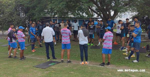 Todos los jugadores del Motagua atentos a las palabras del presidente del club, Pedro Atala.
