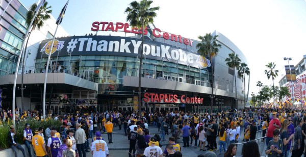 Así está el ambiente en el partido de despedida de Kobe Bryant