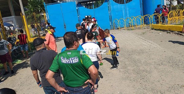 ¡Ambientazo! Afición de Olimpia invade el Estadio Olímpico para el clásico contra Marathón