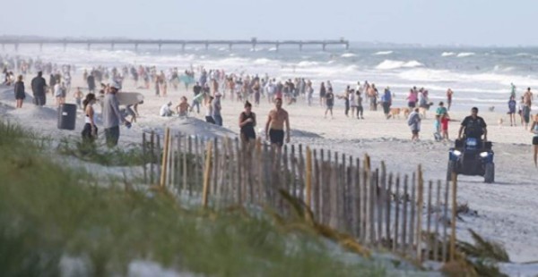 Playas de Florida son abiertas y se aglomera la gente en pleno brote de coronavirus