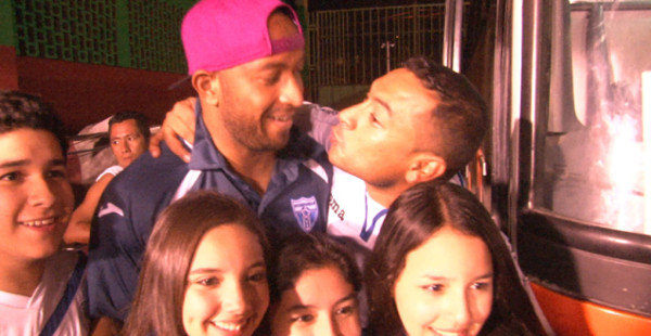 VIDEO: Atrevido aficionado intentó besar a Muma Bernárdez