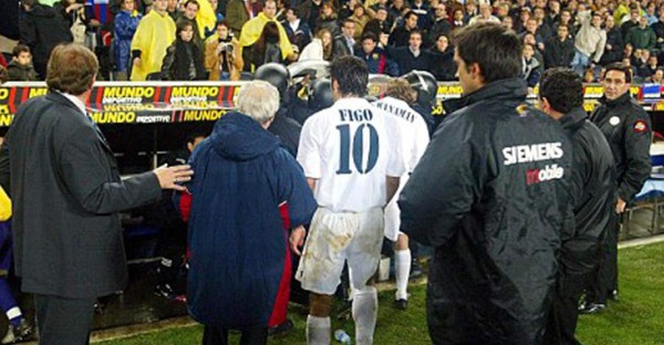 Las terribles imágenes que dejó la traición de Figo al Barcelona