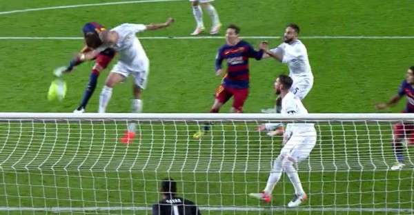 Golazo de Gerard Piqué de cabeza al Barcelona en el Clásico