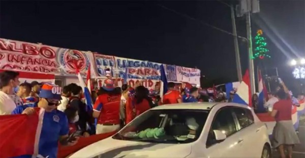 ¡Fuegos artificiales y cánticos! Afición del Olimpia le dio el banderazo previo al juego contra Tigres
