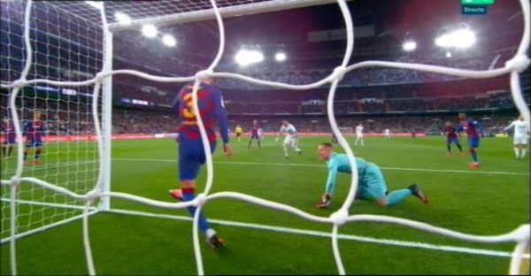 Real Madrid nuevo líder en España tras derrotar al Barcelona en el clásico con goles de Vinicius y Mariano