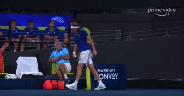 Nunca antes visto: Tenista griego revienta su raqueta, golpea a su papá y su madre lo regaña