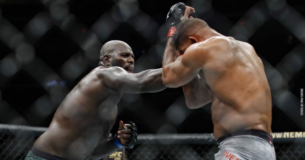 ¡Terribles fotos! De un brutal golpe le rompen los labios a un peleador en la UFC