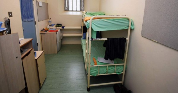 El infierno que vive un jugador del Manchester City en la cárcel: Pandillas, armas y ataques