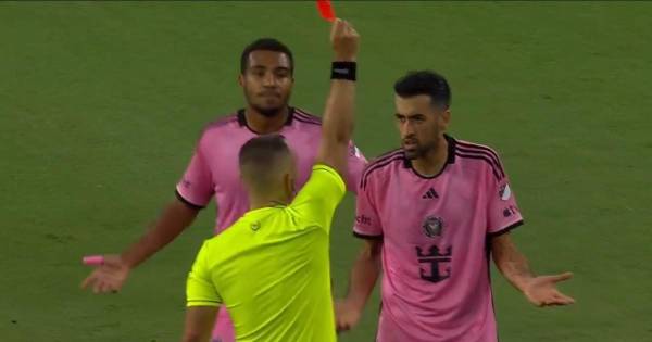 Sergio Busquets cometió una falta, recibió amarilla, hizo airados reclamos y en menos de 20 segundos vio la otra para su expulsión.