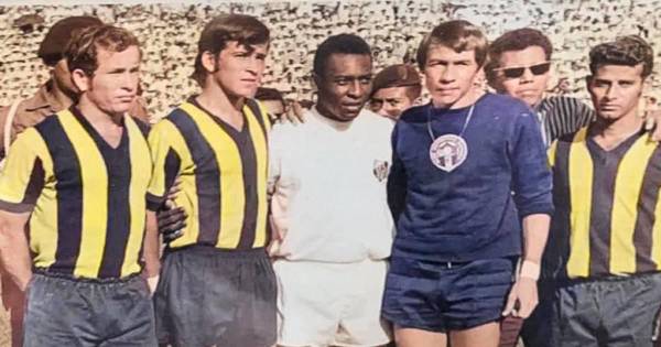 Mario “Pelola” López, Jaime Villegas, Pelé, “Macho” Arrieta y Chico Handal se fotografiaron previo al partido. Atrás (lentes) el periodista Jesús Vélez Banegas.