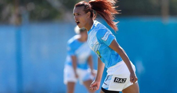 Con número de crack y el gesto que le sacó lágrimas: Así fue el debut de la primera futbolista transgénero