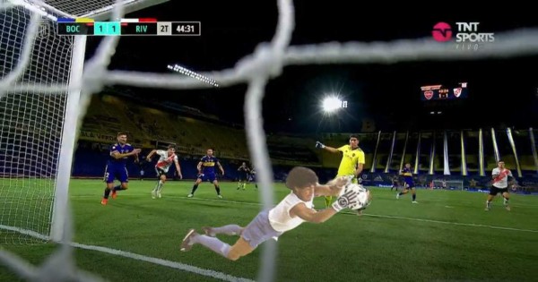 'Salvada de dios', los memes dejan como ídolo a Maradona por el efecto imposible que evitó el gol de River