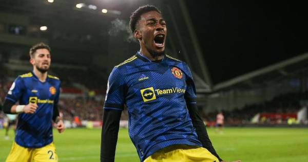 Es compañero de selección de Anthony Elanga, delantero del United.