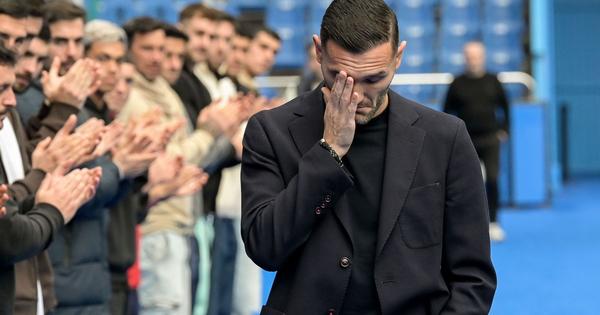 “Eso de que le abandonaron en un orfanato es mentira; todos le dimos dinero y me gustaría que diga que tiene una hermana”