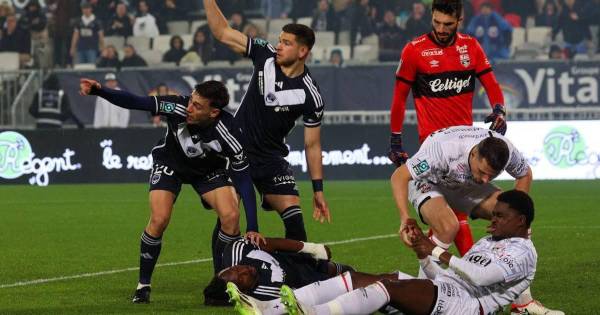 Momento cuando Alberth Elis sufrió el golpe en la cabeza que lo sacó de la temporada.