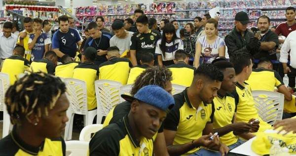 FOTOS: Real España comparte con sus aficionados en la tienda DIUNSA