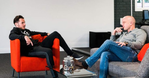 ¡Increíble! Ha vendido más de 100 autos de lujo por WhatsApp a los cracks de Inglaterra