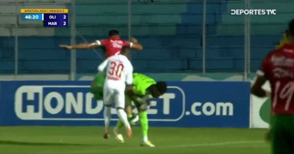 Momento en que César Samudió dejó escapar el balón.