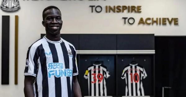 Garang Kuol será jugador del Newcastle de Inglaterra en 2023.