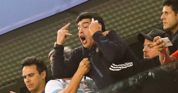 Las fotos de Maradona totalmente descontrolado en el Argentina-Nigeria
